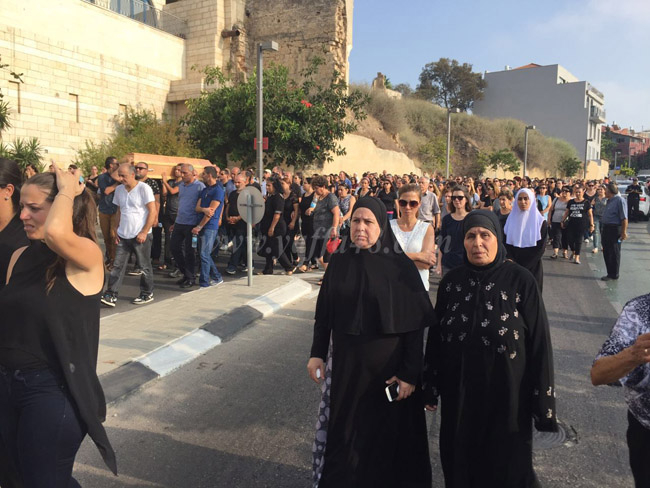 بالفيديو: الآلاف من أهالي مدينة يافا يشاركون في تشييع جثامين ضحايا حادث الطرق المروّع